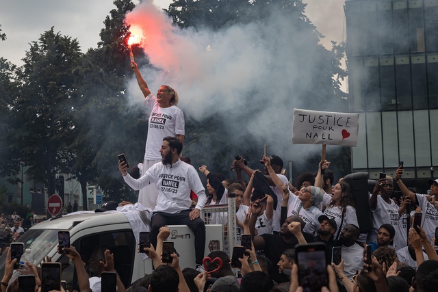Fransa'da Polis Kurşunuyla Öldürülen 17 Yaşındaki Genç İçin Protesto Düzenlendi