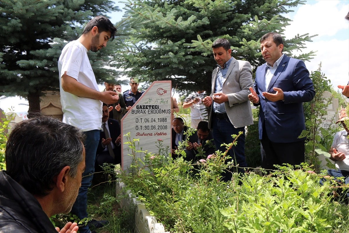 Gazeteci Burak Erdoğmuş, mezarı başında anıldı