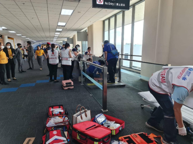 Havalimanında korkunç kaza! Kadın yolcunun yürüyen banda sıkışan bacağını kesmek zorunda kaldılar