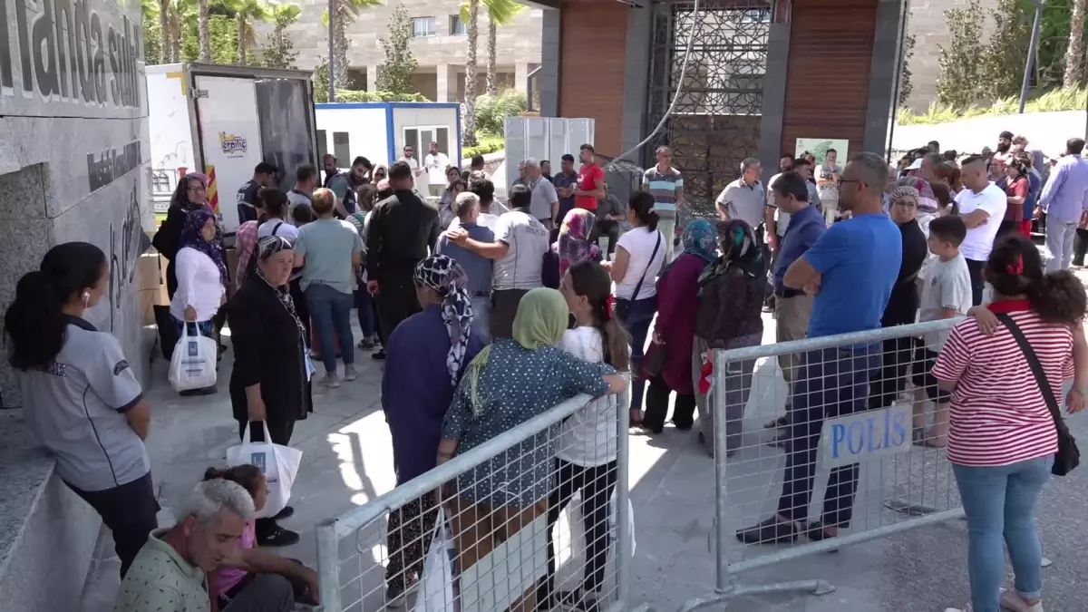 Hatay Büyükşehir Belediyesi, ihtiyaç sahibi 500 aileye bin 625 kilo et dağıttı