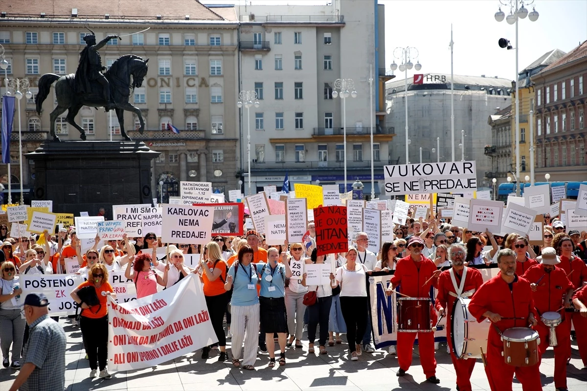 Hırvatistan\'da Adliye Çalışanları Zam Talebiyle Toplandı