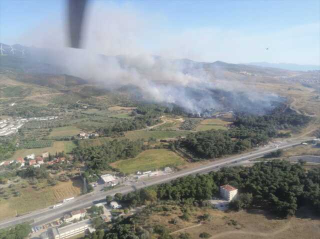 İzmir'de ormanlık alanda çıkan yangına 6 uçakla müdahale sürüyor İzmir'de ormanlık alanda çıkan yangına 6 uçakla müdahale sürüyor