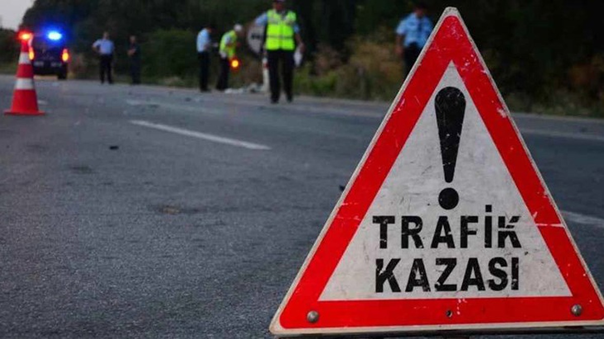 İzmir\'de minibüsle otomobil çarpıştı: 4 ölü, 5\'i ağır 21 yaralı