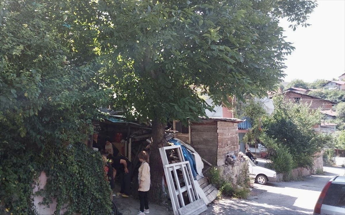 Karabük\'te kayınpeder tarafından öldürülen genç kadının cenazesi defnedildi