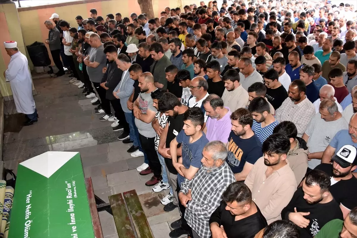 Kızılırmak\'ta boğulan 3 çocuğun cenazeleri toprağa verildi