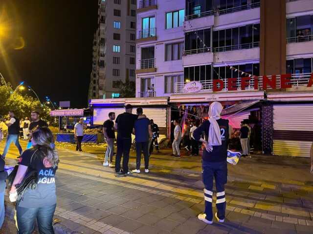 Kontrolden çıkan 2 otomobil kavşaktaki markete daldı! 1 kişi öldü, 5 kişi yaralandı Kontrolden çıkan 2 otomobil kavşaktaki markete daldı! 1 kişi öldü, 5 kişi yaralandı