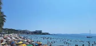 Kuşadası'nda Turistler Plajları Doldurdu
