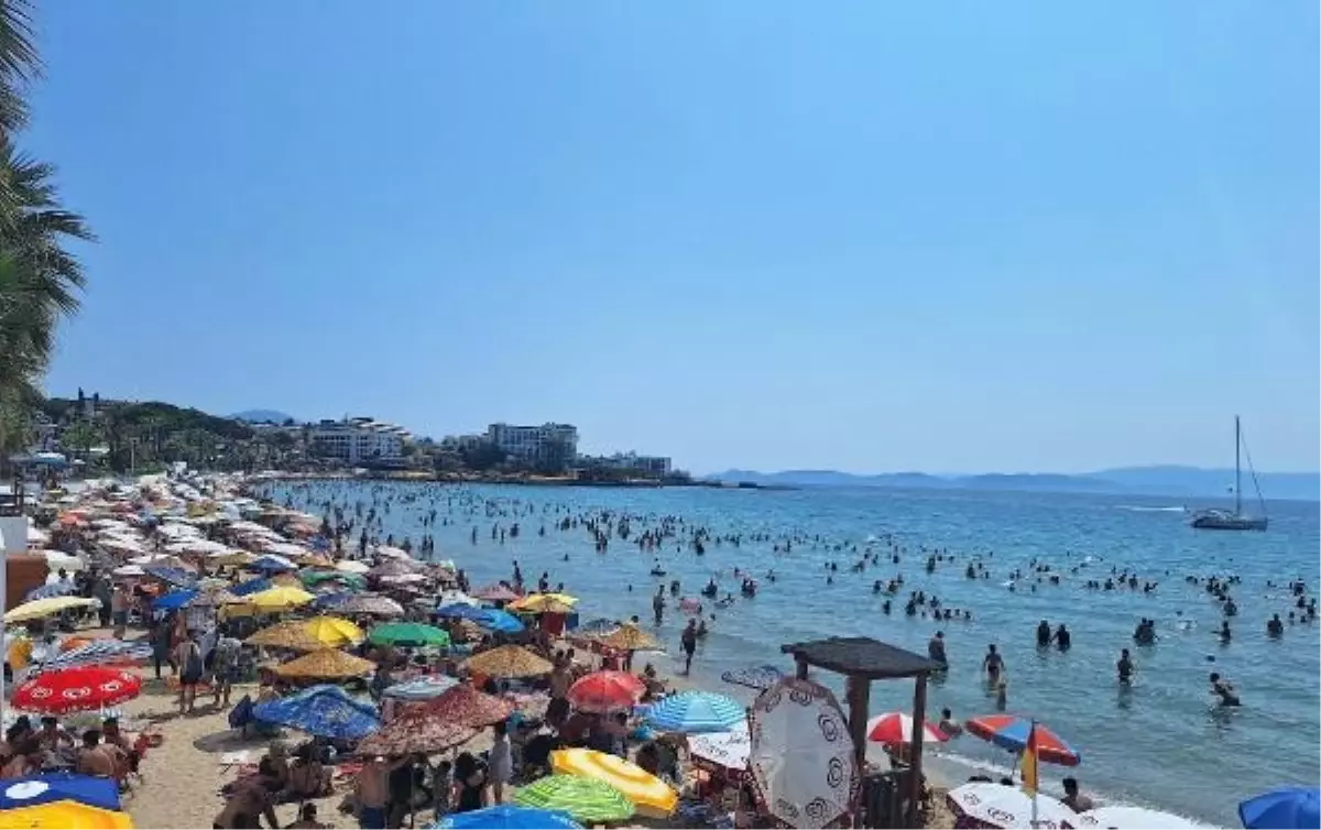Kuşadası'nda Turistler Plajları Doldurdu