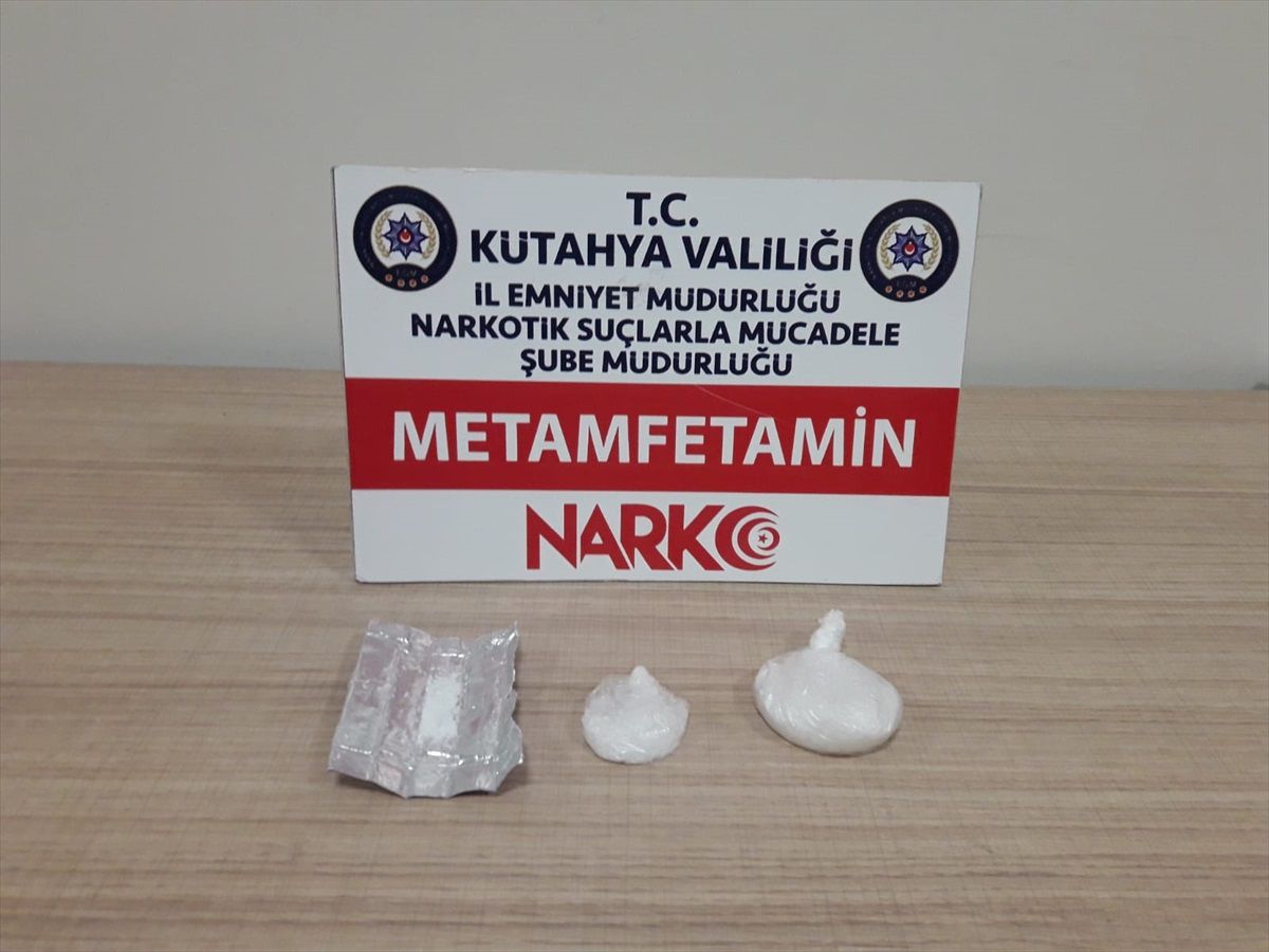Kütahya\'da Uyuşturucu Kuryesi Oldukları İddia Edilen 3 Zanlı Gözaltına Alındı