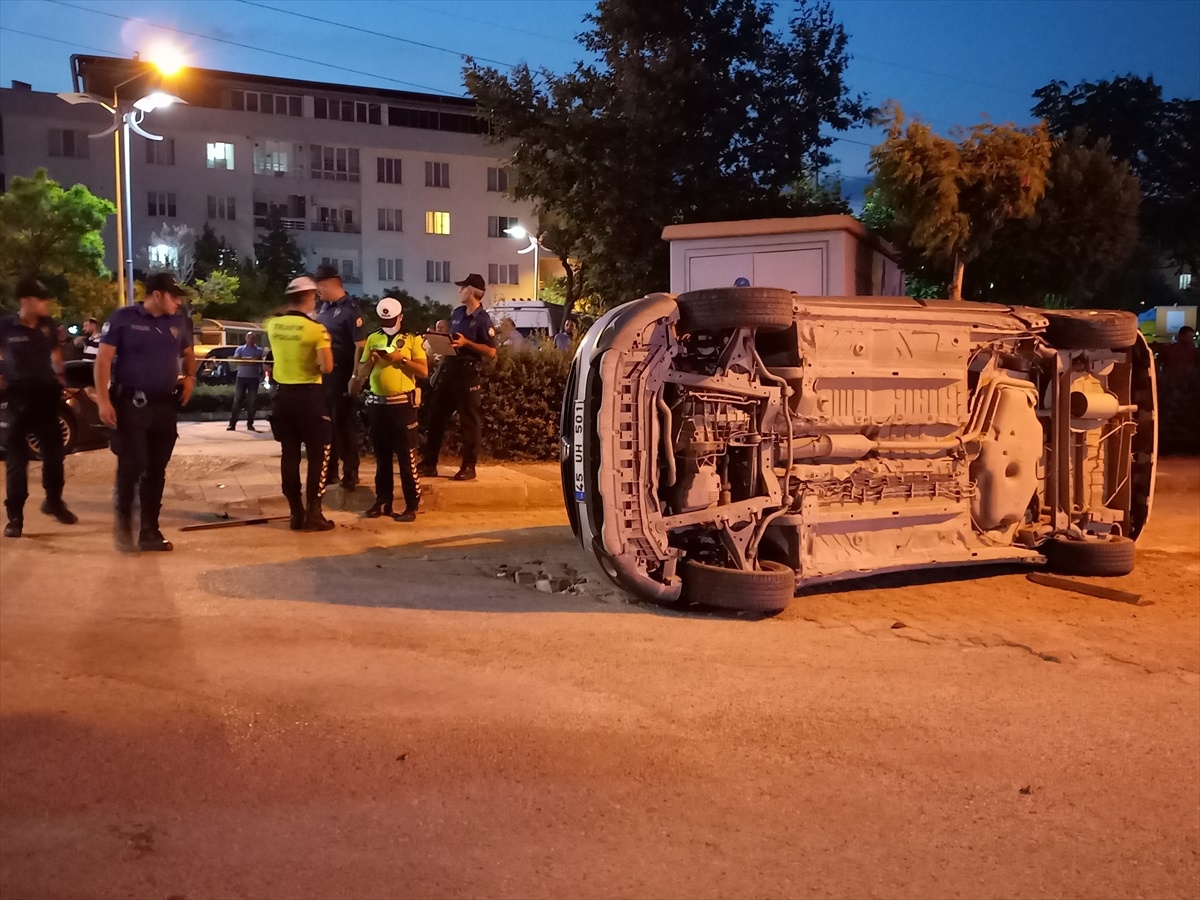 Manisa\'da Otomobil ile Hafif Ticari Araç Çarpıştı: 1 Çocuk Hayatını Kaybetti, 5 Kişi Yaralandı