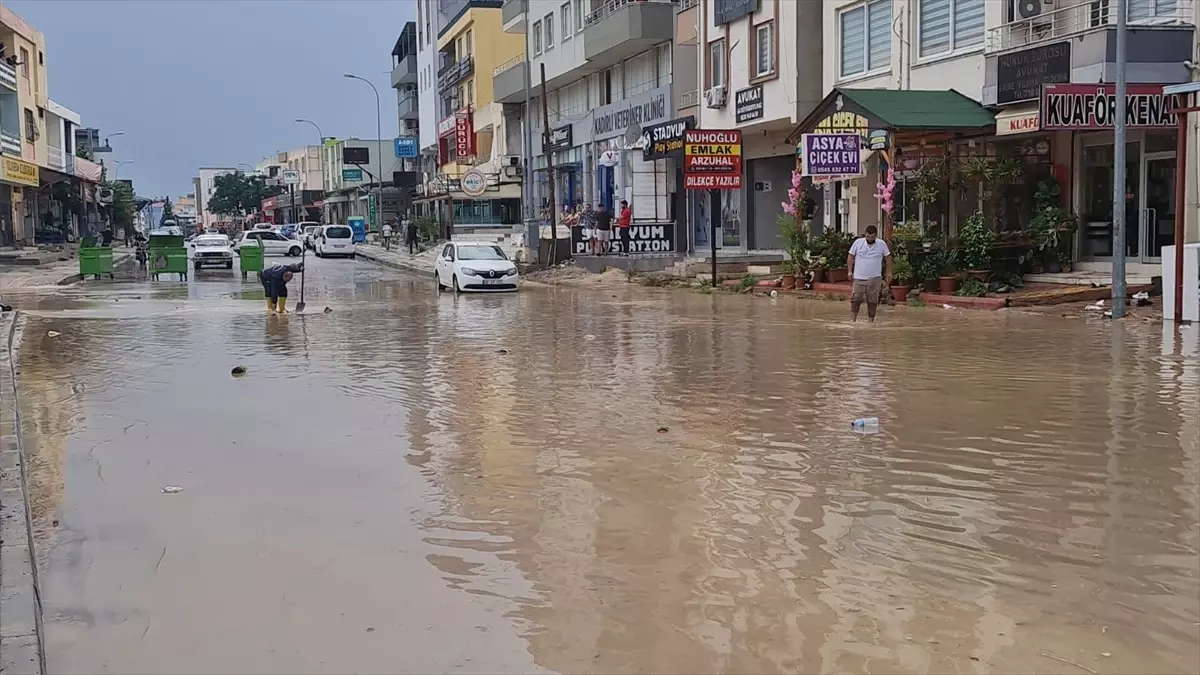 Kadirli\'de Fırtına ve Sağanak Yaşamı Olumsuz Etkiledi