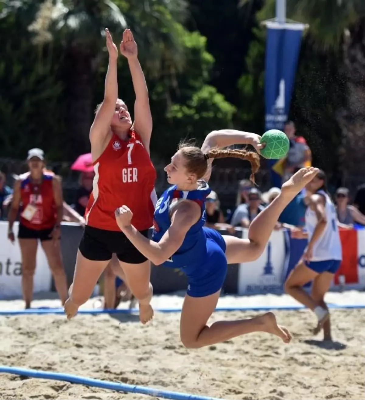 İzmir\'de düzenlenen EHF Avrupa U17 Plaj Hentbolu Şampiyonası devam ediyor