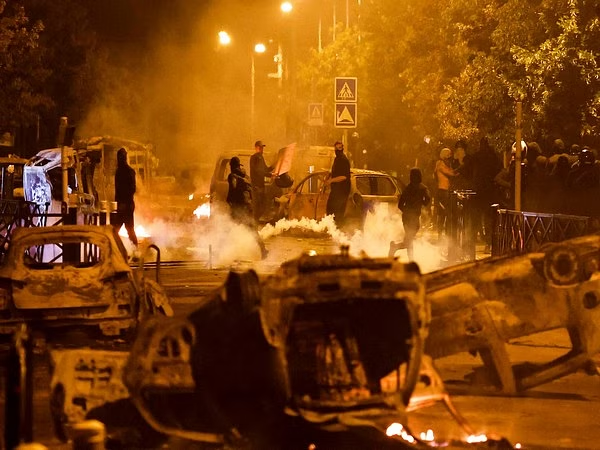 Protestolar Fransa'yı yangın yerine çevirdi! Ünlü mağazaları yağmaladılar, bankaları ateşe verdiler