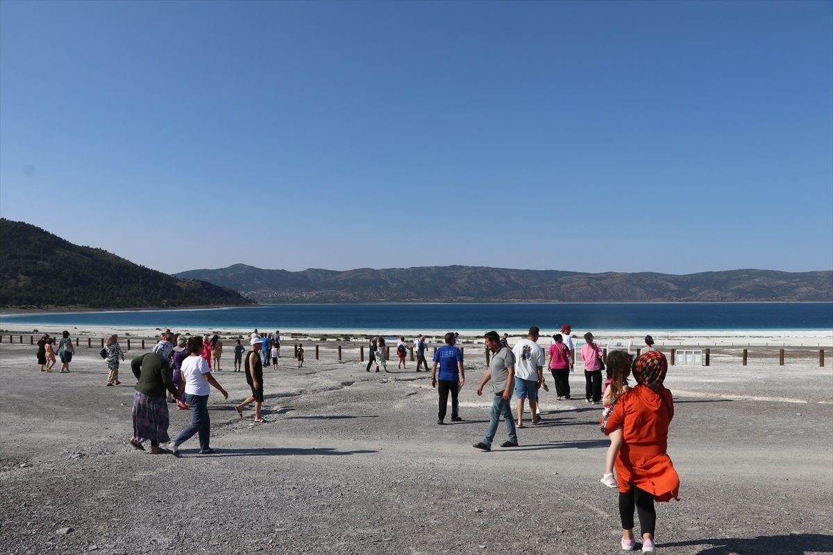 Türkiye\'nin Maldivleri Salda Gölü, Kurban Bayramı tatilinde ziyaretçilerini ağırlıyor