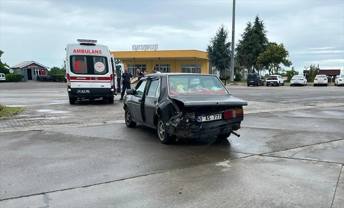 Samsun\'da Otomobil Çarpışması: 2 Kişi Yaralandı