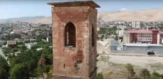 Silvan'daki Eyyubiler Camisi Minaresinden Taş Parçaları Düşüyor