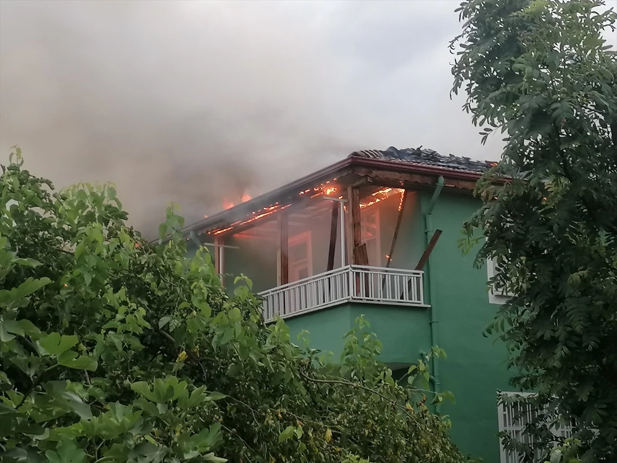 Tokat\'ın Erbaa ilçesinde 2 katlı evde yangın çıktı