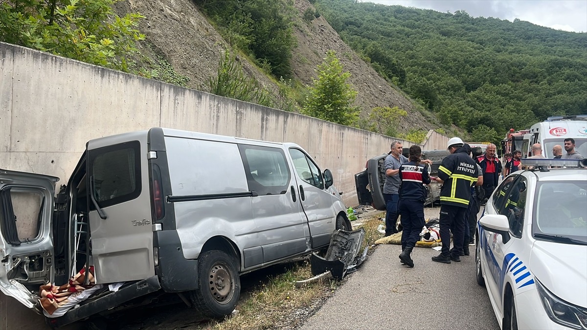 Tokat Niksar\'da trafik kazası: 1 polis memuru ve 6 kişi yaralandı