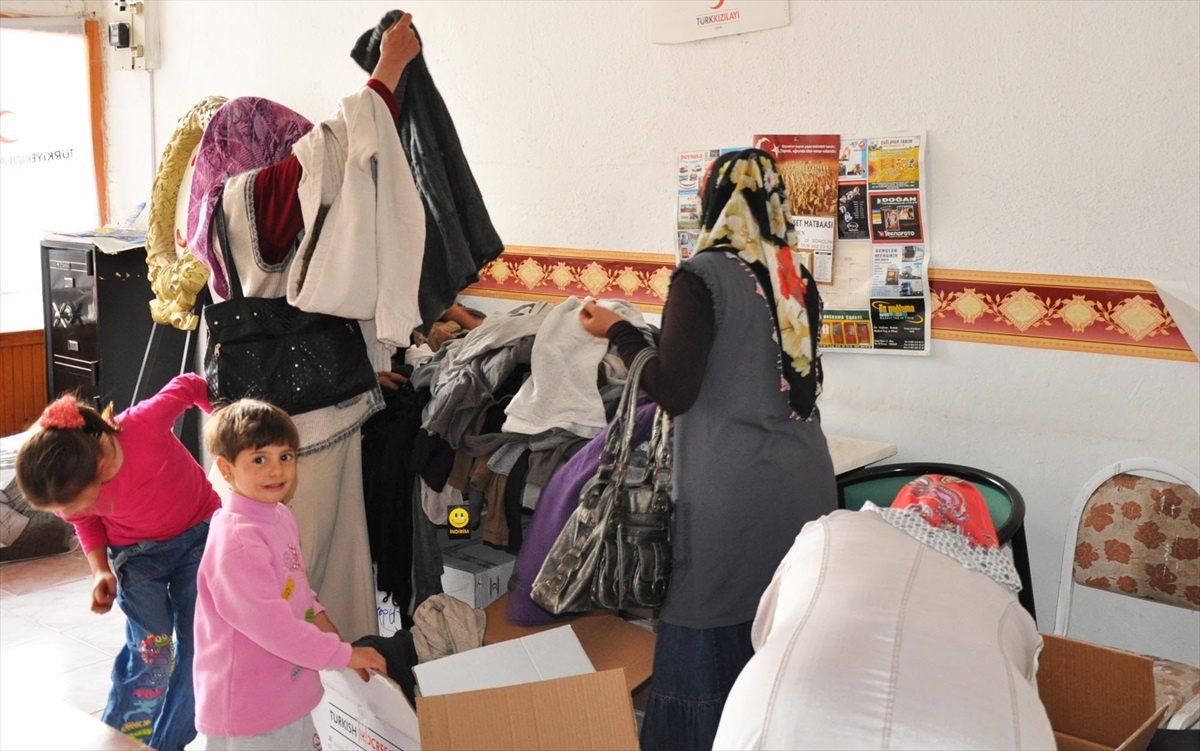 Türk Kızılay Sorgun Şubesi, Kurban Bayramı\'nda 1500 kişiye bayramlık giysi dağıttı