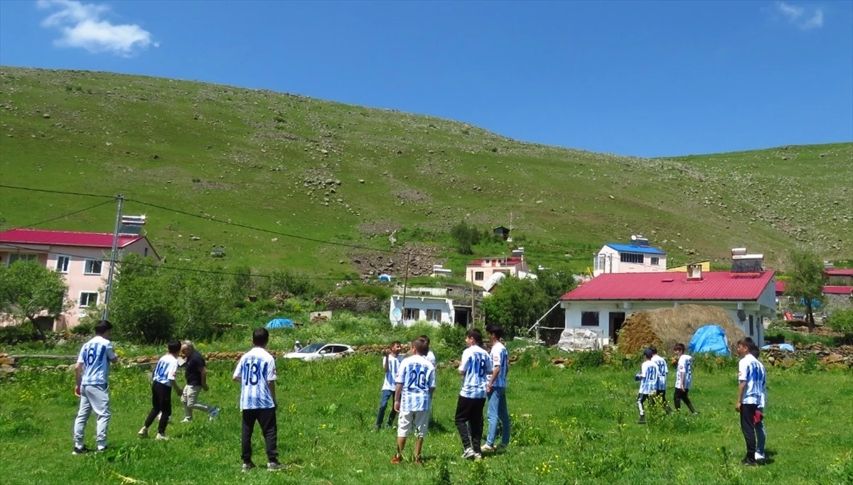 UYAFA, Ardahan\'da köy çocuklarına forma hediye etti