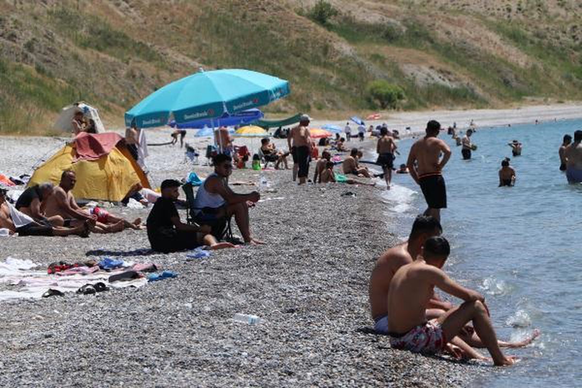 Van Gölü'ndeki Mavi Bayraklı Plaj Bayram Tatiliyle Dolup Taştı