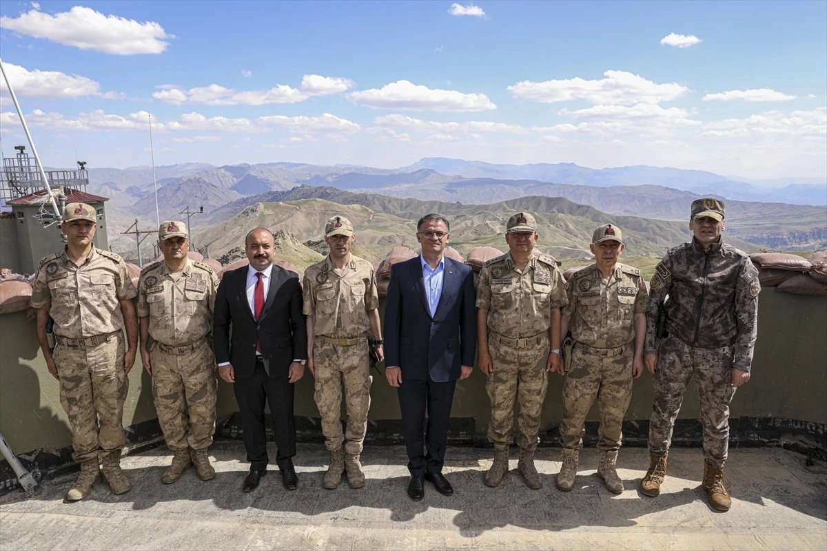 Van Valisi ve Büyükşehir Belediyesi Başkan Vekili Ozan Balcı, Belbuka Üs Bölgesindeki Askerlerin Bayramını Kutladı
