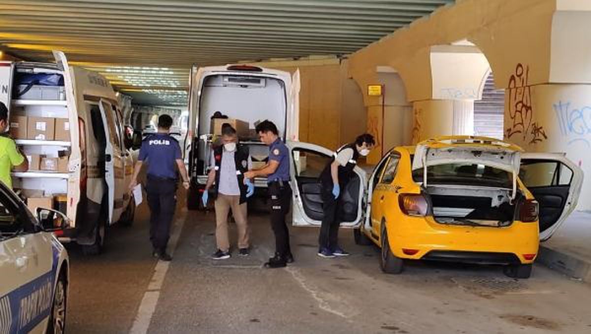 ZEYTİNBURNU\'nda Takside Ölü Bulunan Şoförün Cesedi Adli Tıp Kurumu\'na Gönderildi