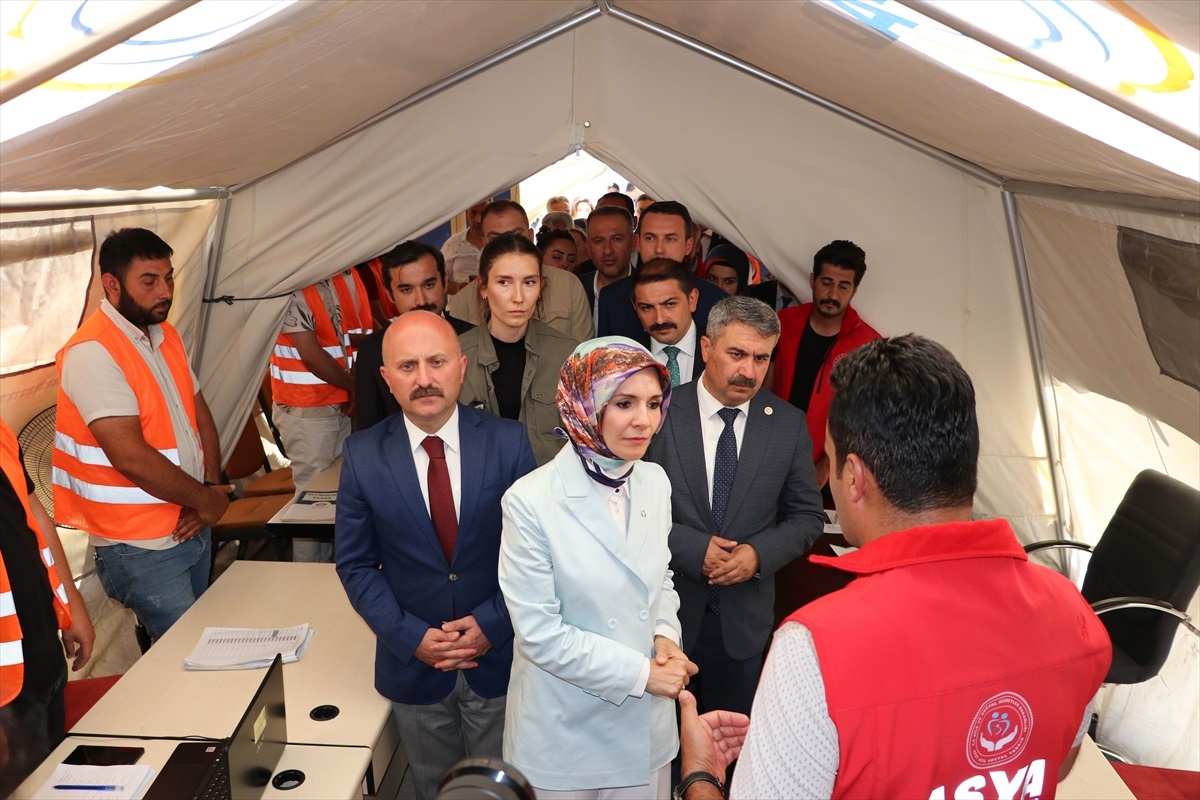 Aile ve Sosyal Hizmetler Bakanı Adıyaman\'da Depremzedelerle Görüştü