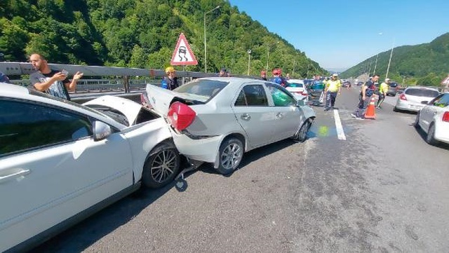Bolu'da Zincirleme Trafik Kazası: 18 Araç Birbirine Girdi Bolu'da Zincirleme Trafik Kazası: 18 Araç Birbirine Girdi