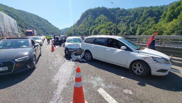 Bolu'da Zincirleme Trafik Kazası: 18 Araç Birbirine Girdi Bolu'da Zincirleme Trafik Kazası: 18 Araç Birbirine Girdi