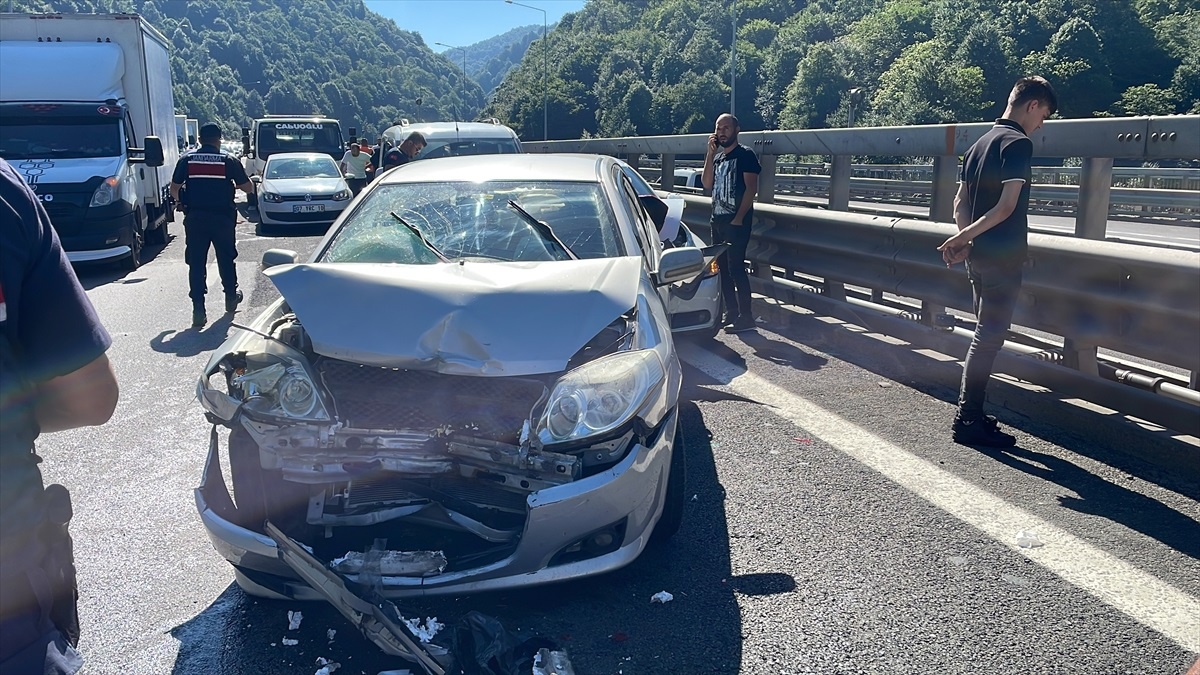 Anadolu Otoyolu\'nda zincirleme trafik kazası: Ulaşım aksadı