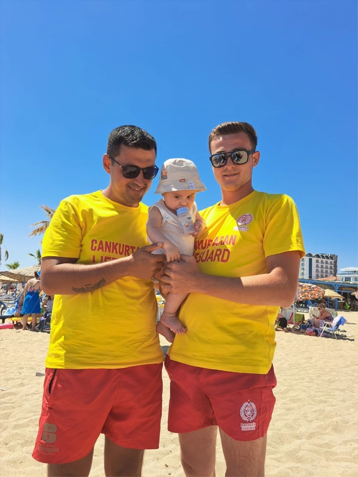 Sarımsaklı Plajı\'nda cankurtaranlar bebeği Heimlich manevrasıyla kurtardı