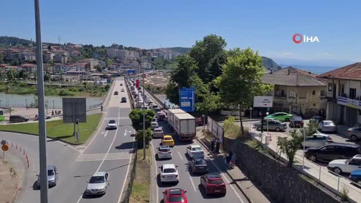 Bayram dönüşü uzun araç kuyruğu