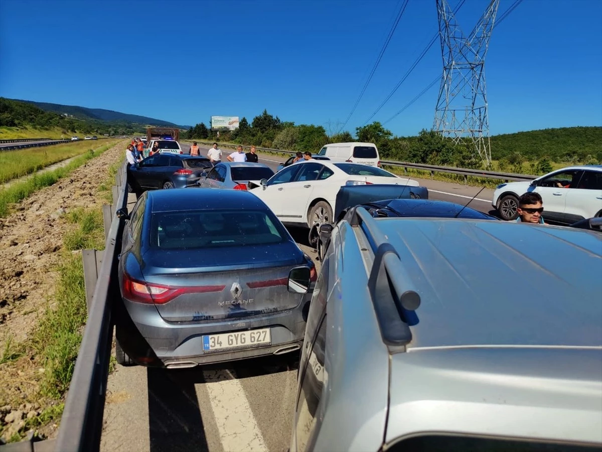 Anadolu Otoyolu\'nda 6 aracın karıştığı zincirleme kaza: 1 yaralı