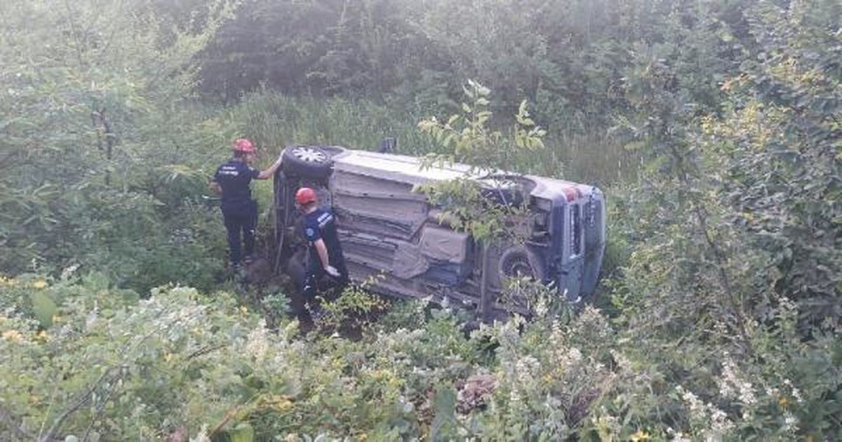 İnegöl\'de hafif ticari araç şarampole devrildi: 2\'si çocuk 6 kişi yaralandı