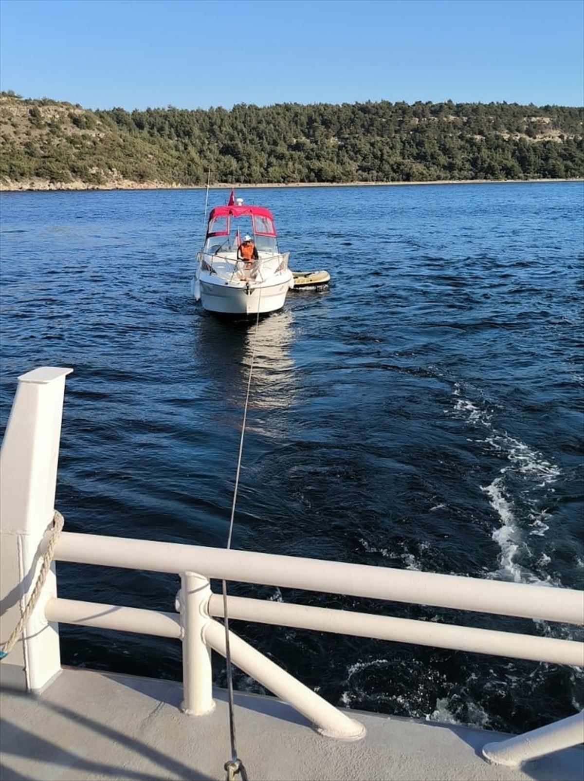Çanakkale Boğazı\'nda Arızalanan Tekne Kıyı Emniyeti Tarafından Kurtarıldı