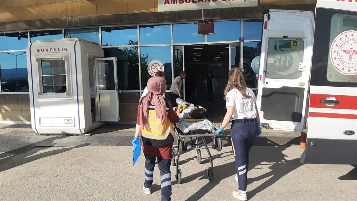Çorum\'da Otomobil Çarpışması: 9 Kişi Yaralandı