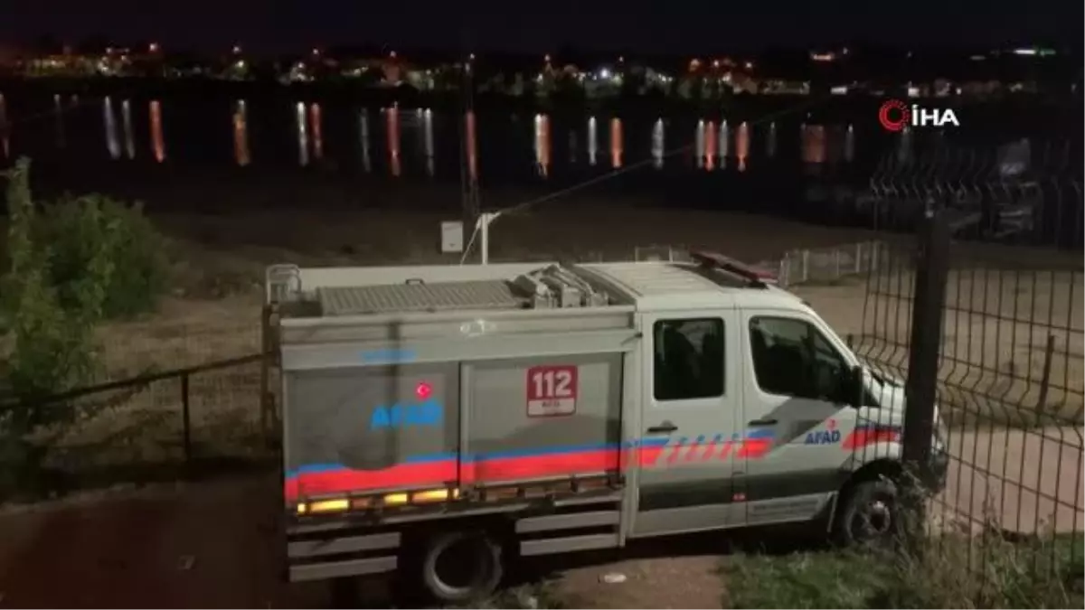 Dengesini kaybederek gölete düşen genç kayboldu