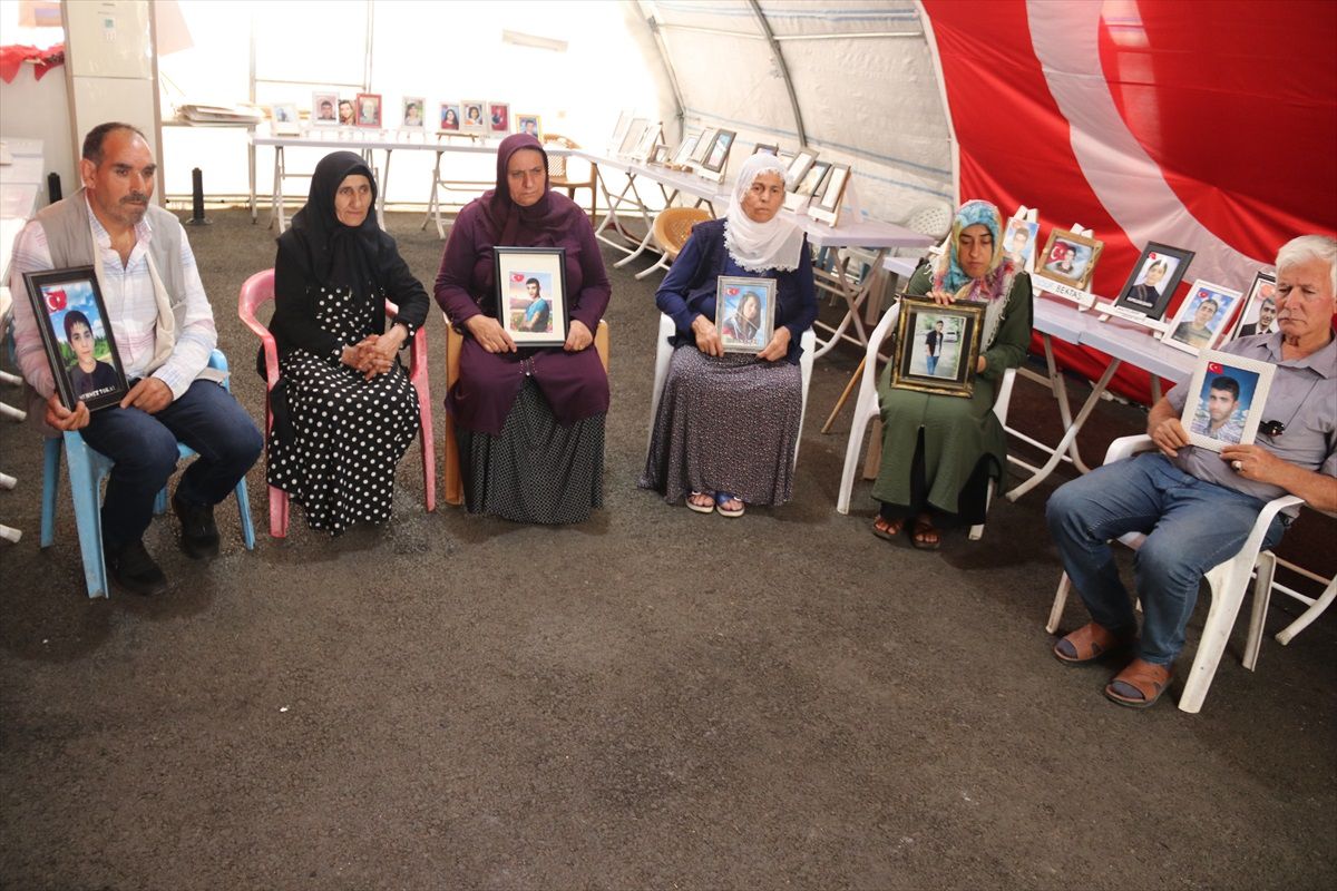 Diyarbakır Anneleri, HDP İl Binası Önünde Oturma Eylemi Yapıyor