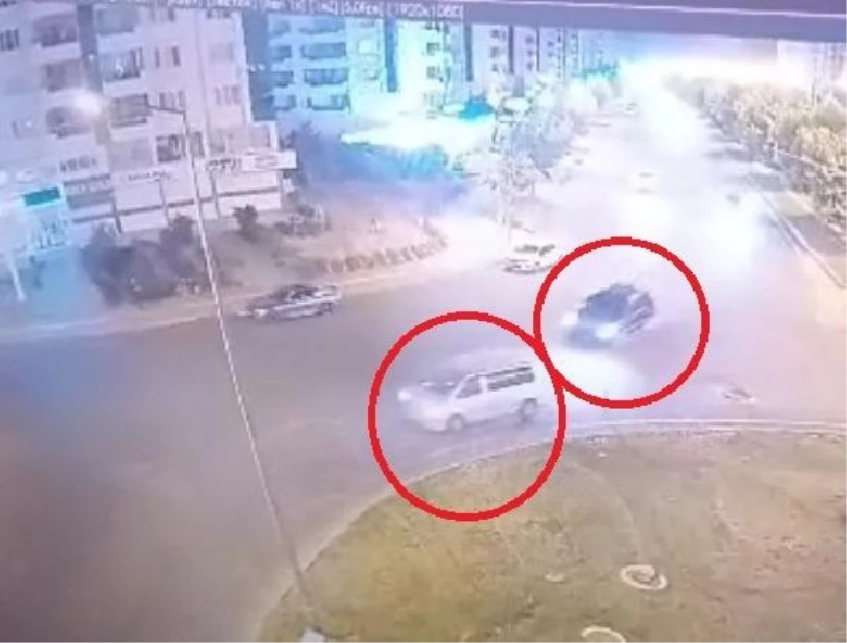 Diyarbakır\'da cipin çarptığı araç alışveriş merkezine girdi: 1 ölü, 7 yaralı