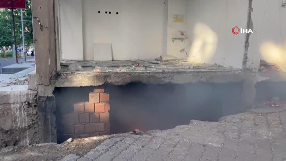Diyarbakır'da ağır hasarlı 7 katlı binanın bodrum katında yangın