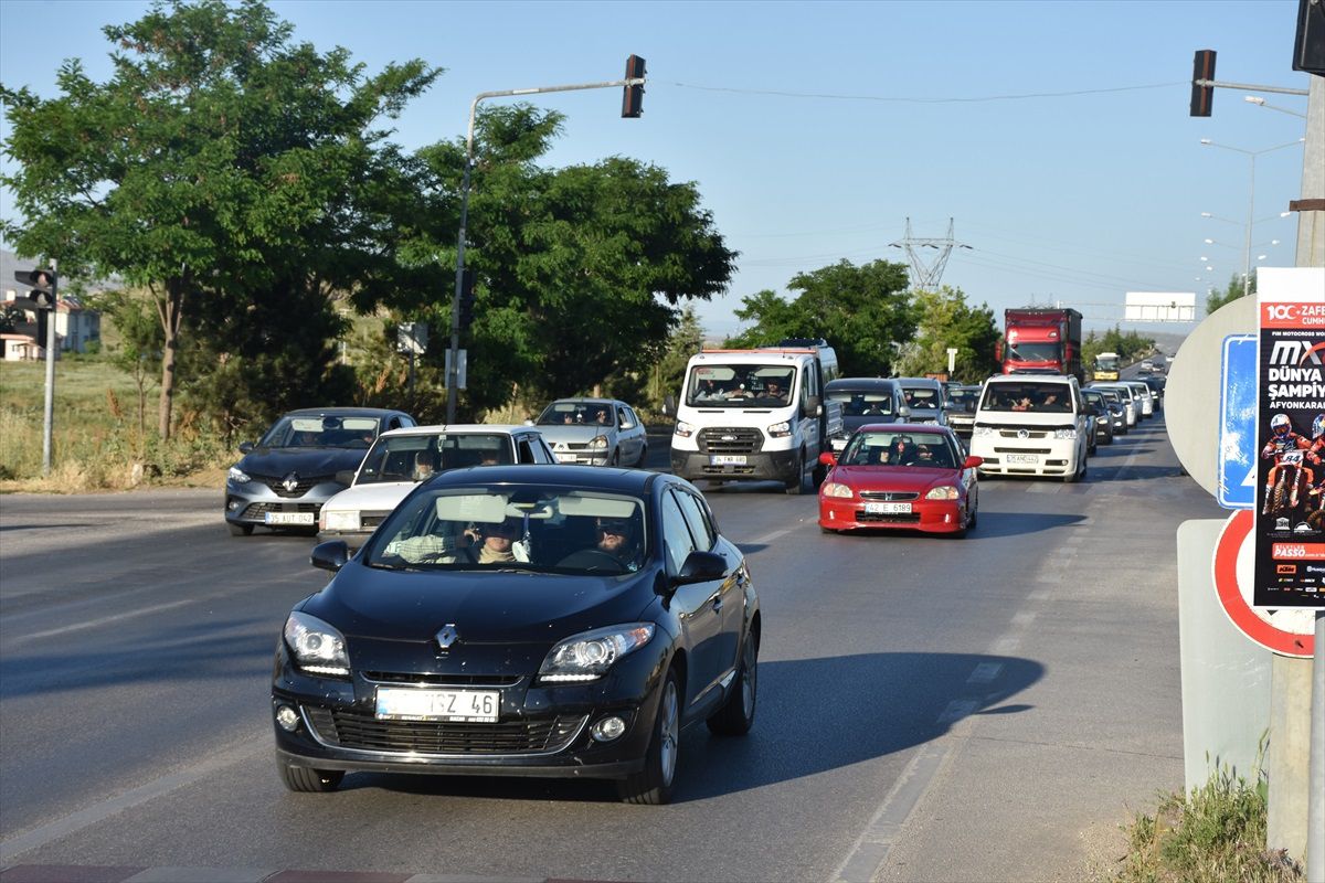 Kurban Bayramı tatili dönüşünde Afyonkarahisar\'da trafik yoğunluğu