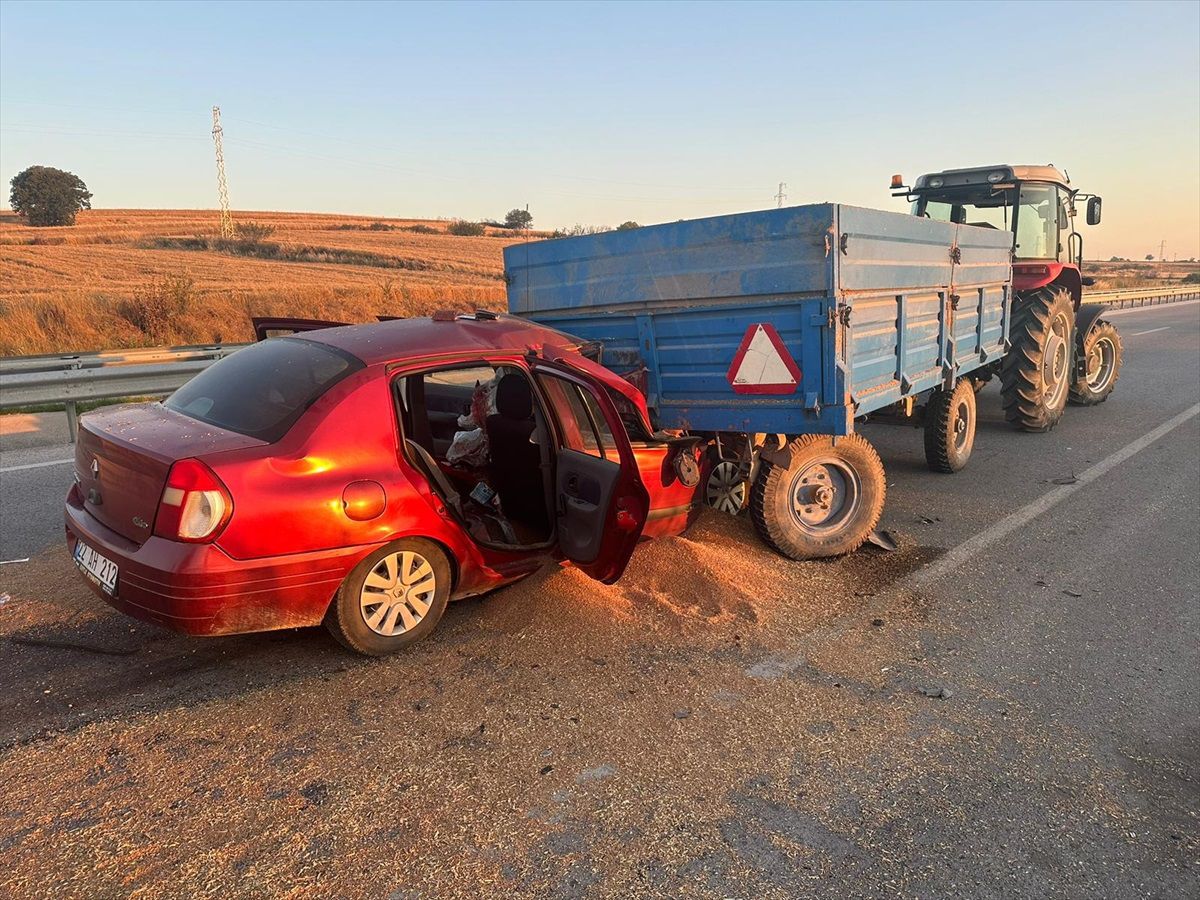 Edirne\'de Buğday Yüklü Traktöre Çarpan Otomobilde 2 Kişi Hayatını Kaybetti
