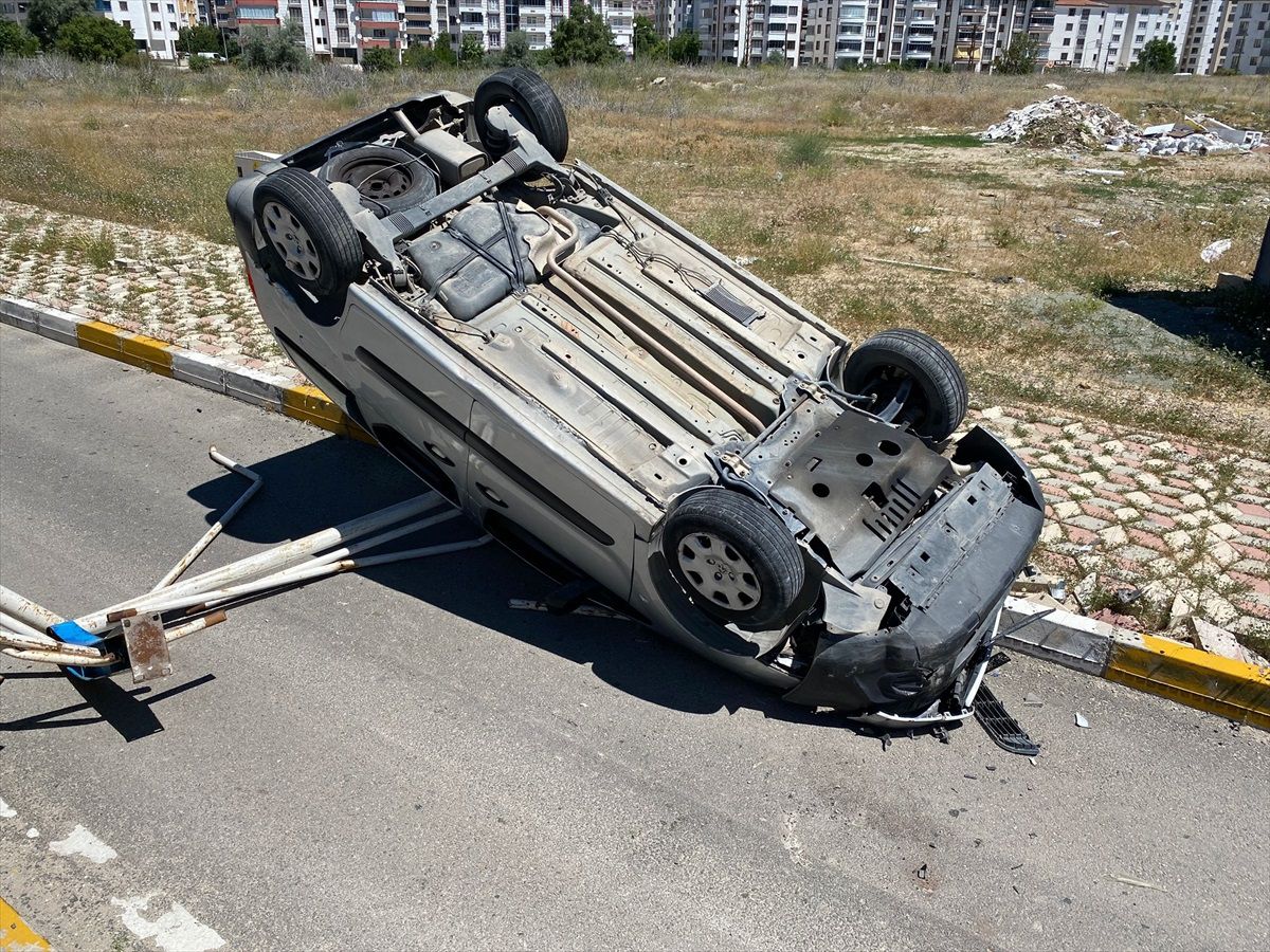 Elazığ\'da refüje çarpan araçta 2 kişi yaralandı