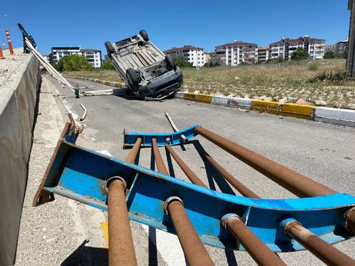 Elazığ\'da Hafif Ticari Araç Ters Döndü: 2 Yaralı
