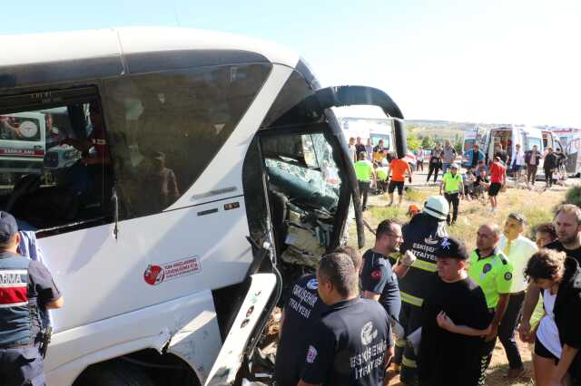 Eskişehir'de yolcu otobüsü boş araziye uçtu! 35 kişi yaralandı Eskişehir'de yolcu otobüsü boş araziye uçtu! 35 kişi yaralandı