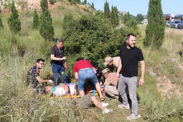 Eskişehir'de yolcu otobüsü boş araziye uçtu! 35 kişi yaralandı Eskişehir'de yolcu otobüsü boş araziye uçtu! 35 kişi yaralandı