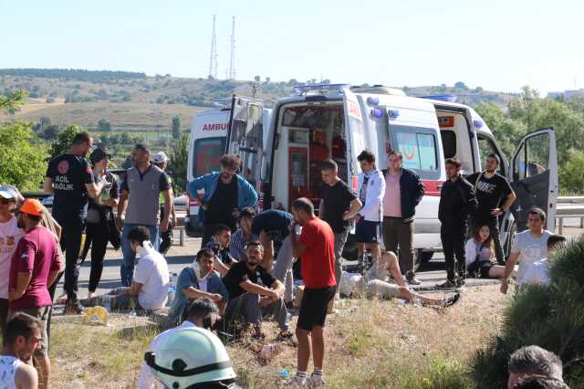 Eskişehir'de yolcu otobüsü boş araziye uçtu! 35 kişi yaralandı Eskişehir'de yolcu otobüsü boş araziye uçtu! 35 kişi yaralandı