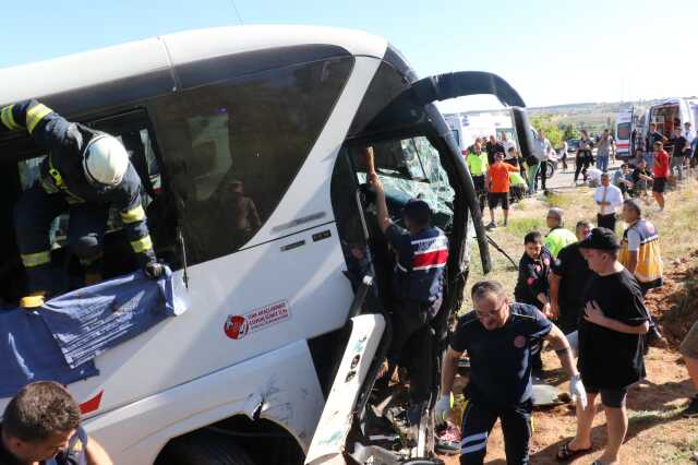 Eskişehir'de yolcu otobüsü boş araziye uçtu! 35 kişi yaralandı Eskişehir'de yolcu otobüsü boş araziye uçtu! 35 kişi yaralandı