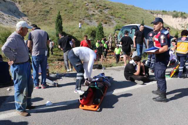 Eskişehir'de yolcu otobüsü boş araziye uçtu! 35 kişi yaralandı Eskişehir'de yolcu otobüsü boş araziye uçtu! 35 kişi yaralandı